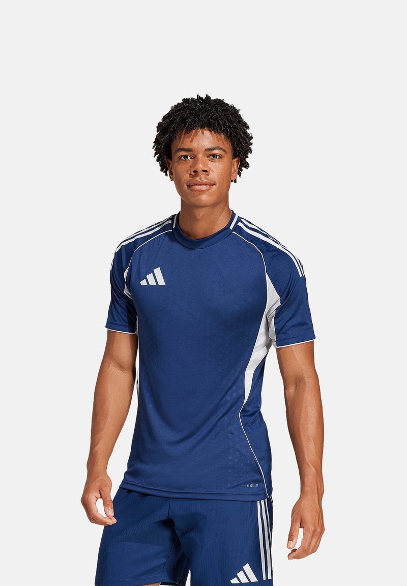 Maglietta sportiva blu navy realizzata in tessuto traspirante, con accenti bianchi ai lati e logo Adidas sul petto sinistro e sulla manica.