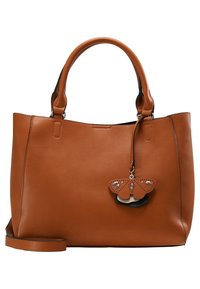 Brązowa skórzana torebka z dwoma uchwytami i odczepianym paskiem, ozdobiona skórzaną zawieszką w kształcie motyla z metalowymi ćwiekami.