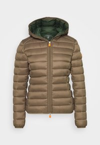 Oliivivihreä puffatakki, jossa on vetoketju edessä, huppu ja resorit. Varustettu ommelluilla paneeleilla ja oranssilla vetoketjun vetimellä.