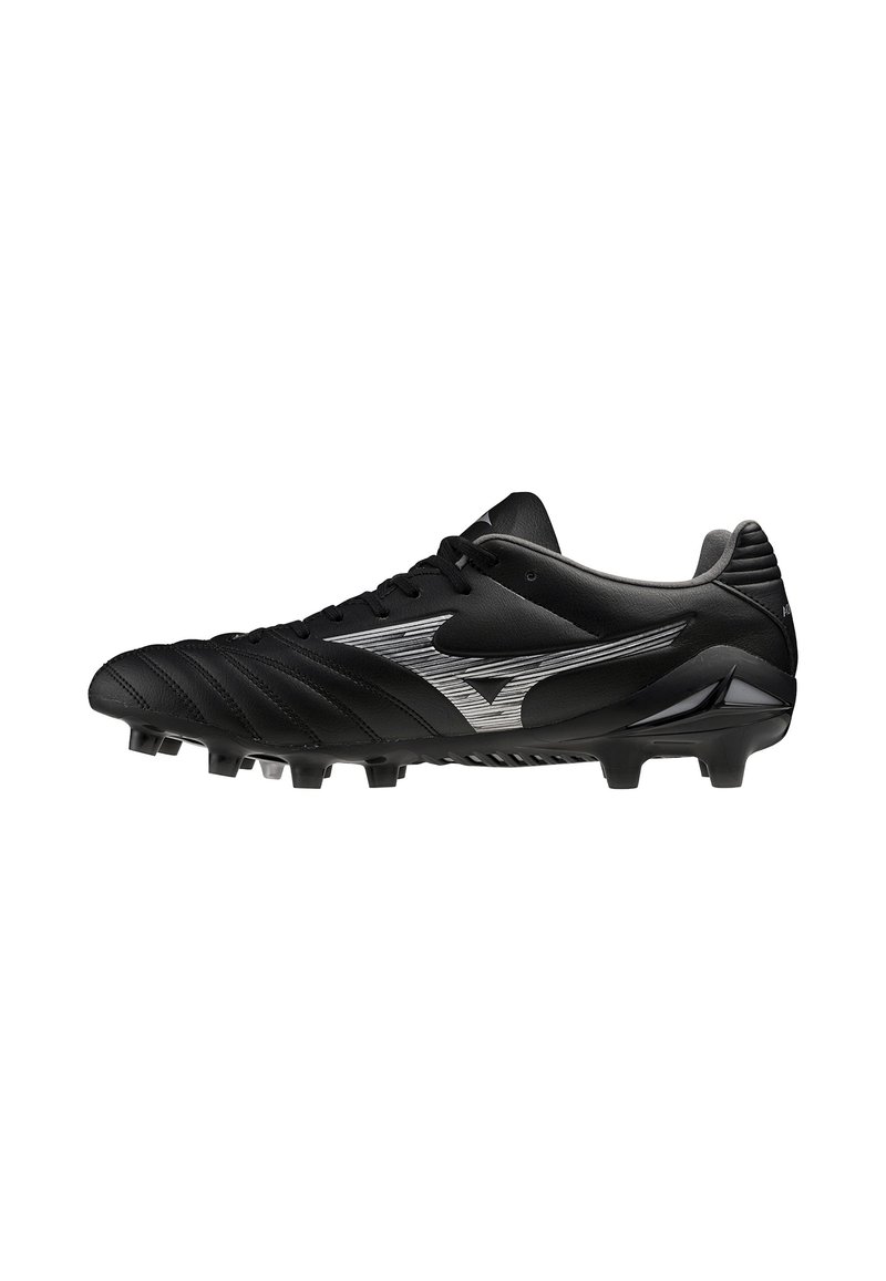 Scarpino da calcio nero con tomaia in pelle testurizzata, caratterizzato da un design con accento argento, un profilo basso e numerosi tacchetti conici per una migliore trazione.
