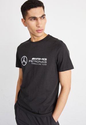 Zwarte katoenen t-shirt met een ronde halslijn en korte mouwen. Het ontwerp aan de voorkant bevat het AMG Petronas-logo in het wit.