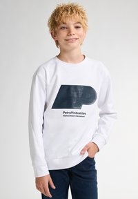 Witte sweatshirt met een getextureerd donkerblauw logo en de tekst "Petrol Industries Daytona Beach International" op de voorkant. Casual fit; ronde hals.