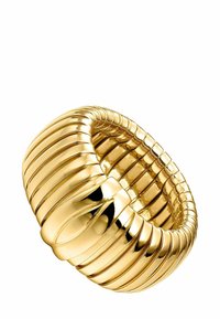 Anillo de pulsera acanalado de tono dorado con un acabado suave y brillante. Presenta indentaciones curvadas a lo largo de la superficie, creando un diseño texturizado.