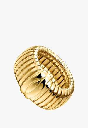 Anillo de pulsera acanalado de tono dorado con un acabado suave y brillante. Presenta indentaciones curvadas a lo largo de la superficie, creando un diseño texturizado.