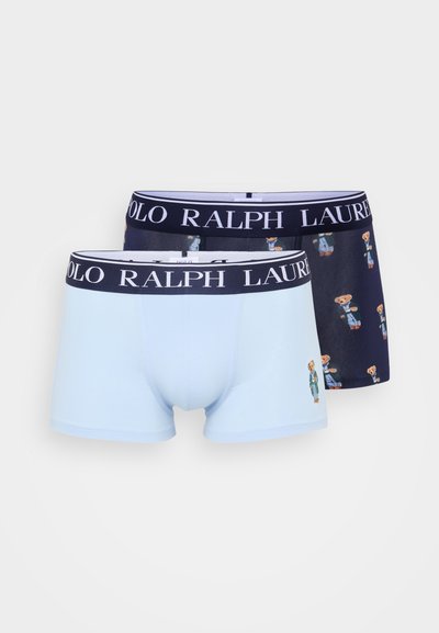 Conjunto de boxers de algodão com um par azul claro e um par azul marinho com um padrão de ursinho de pelúcia. Ambos têm uma cinta elástica com a marca.
