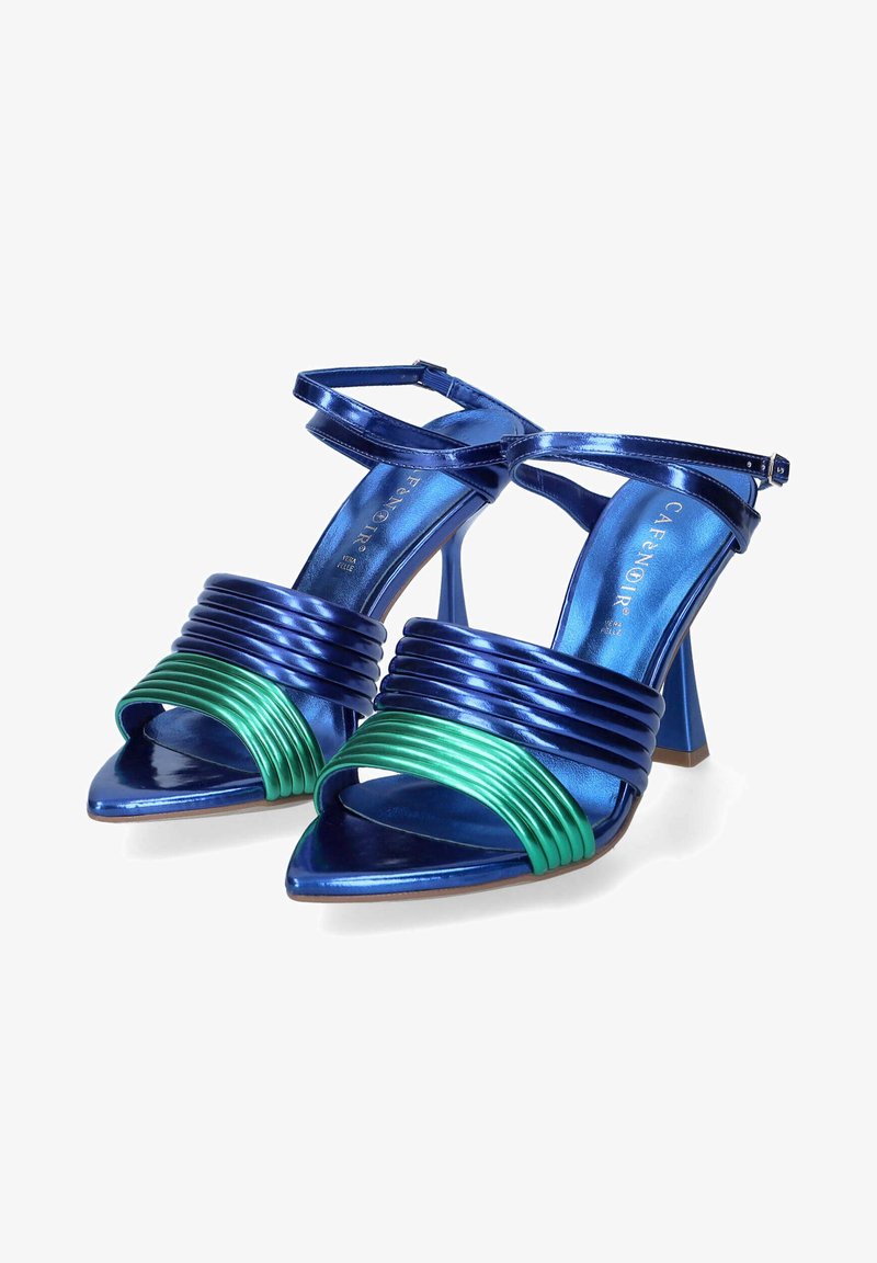 Sandale cu toc înalt metalice albastre, cu accente ribbarnte verzi și curele încrucișate la gleznă, având un design cu vârf ascuțit și o finisare lucioasă.
