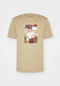 JORDAN BRAND - Apdrukāts T-krekls - desert/black