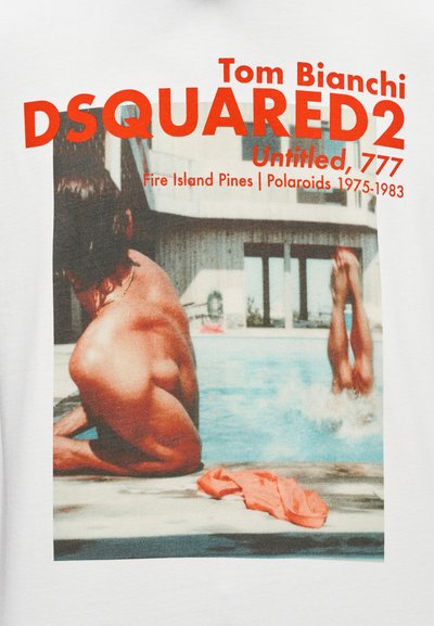 Λευκό μπλουζάκι με φωτογραφική εκτύπωση ενός άνδρα κοντά σε μια πισίνα, με κόκκινο κείμενο που αναφέρει πληροφορίες για τον σχεδιαστή και το έργο τέχνης.