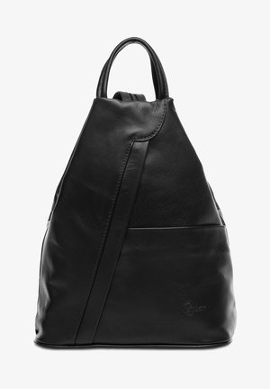 Schwarzer Leder-Rucksack mit einzigartiger dreieckiger Form, ausgestattet mit einem oberen Griff, Seitentasche und gesteppten Details. Glatte Textur durchgehend.