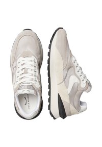 Sneakers in suede beige con dettagli bianchi, punta tonda e suola texturizzata. Presentano lacci bianchi e un'etichetta con logo. Design classico in stile retrò.