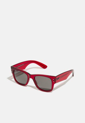 Occhiali da sole in acrilico rosso con montatura quadrata e lenti grigie. Caratterizzati da dettagli metallici e superficie liscia. Le astine si assottigliano con il dettaglio del logo.