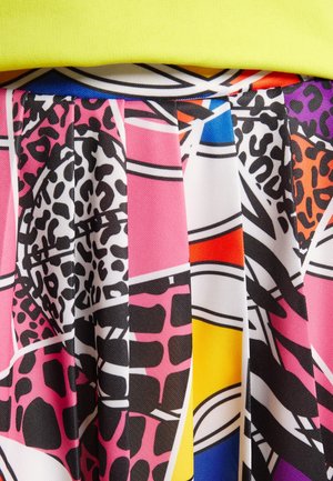 Felgekleurde geplooide stof met abstracte geometrische patronen en dierenprints in roze, zwart, wit, geel, oranje, blauw en paars.