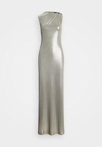 Rochie de seară din satin de culoare argintie, cu un design cu un umăr, detalii drapate și o siluetă ajustată, cu o margine care atinge podeaua.