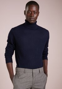 pure cashmere - MEN TURTLENECK  - Jumper - dark navy Thumbnail Image 1