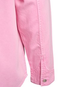 Gari piedurkņu krekls no rozā kokvilnas, ar aizpogājamu aproci, redzamu šuvumu un gludu tekstūru, piemērots ikdienišķai valkāšanai.