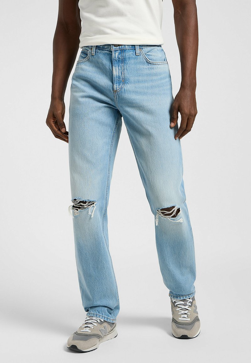 Jeans in denim blu chiaro con una vestibilità rilassata, caratterizzati da strappi visibili sulle ginocchia, design a cinque tasche standard e una leggera scoloritura.