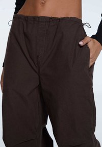 Bruine drawstring broeken hebben een relaxte fit, zijzakken en een gestructureerde stof, geschikt voor casual wear.