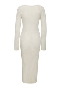 Langärmliges, figurbetontes Kleid aus weichem beigem Rippenstrick, mit rundem Ausschnitt und knielanger Länge sowie einer strukturierten Oberfläche.