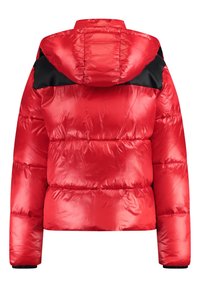 Czerwona kurtka puchowa z czarnymi akcentami na ramionach, długimi rękawami i przymocowanym kapturem, pokazana z tyłu na białym tle.