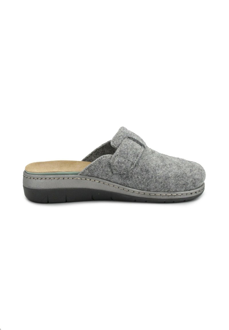 Scarpe grigie slip-on in feltro con punta rotonda, una fascia sulla parte superiore e una robusta suola in gomma nera. Presentano cuciture decorative.
