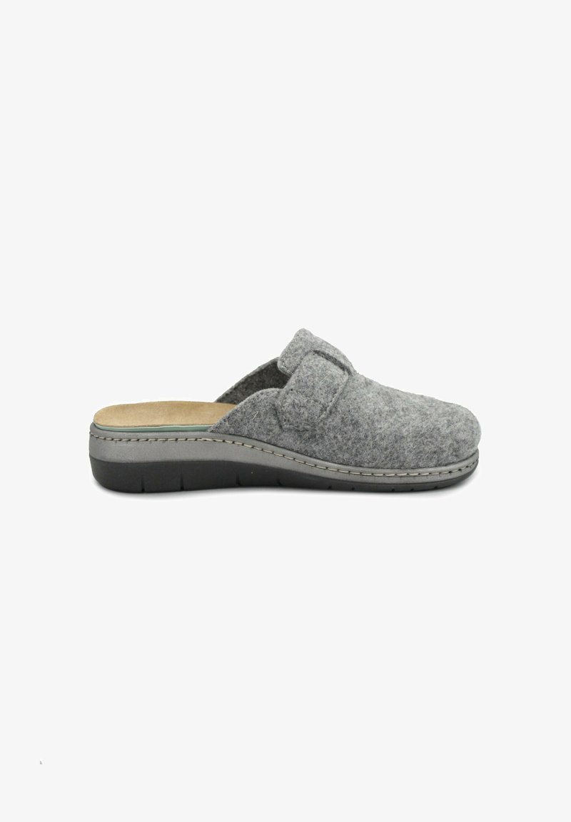 Scarpe grigie slip-on in feltro con punta rotonda, una fascia sulla parte superiore e una robusta suola in gomma nera. Presentano cuciture decorative.