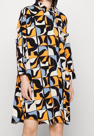 Robe-chemise à manches longues avec motif géométrique abstrait orange, bleu, noir et blanc, col et boutonnage sur le devant.
