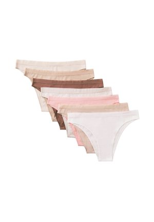 Sept paires de sous-vêtements féminins style bikini dans différentes nuances neutres, disposées en chevauchement en ligne diagonale sur fond blanc.