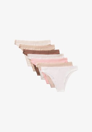 Siedem par damskiej bielizny w stylu bikini w różnych neutralnych odcieniach, ułożonych nakładających się w linii ukośnej na białym tle.