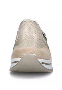 Scarpa beige slip-on con design perforato, inserti in camoscio e suola in gomma bianca. Presenta un dettaglio con fibbia metallica per la regolazione.