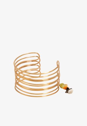 Náramok v zlatej farbe s otvoreným manžetovým dizajnom, pozostávajúci z viacerých tenkých pásikov a malou skupinkou viacfarebných korálok na jednom konci.