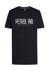 Zwarte katoen t-shirt met een groot wit grafisch tekst "PETROL IND" op de voorkant, korte mouwen en een klassieke ronde hals.