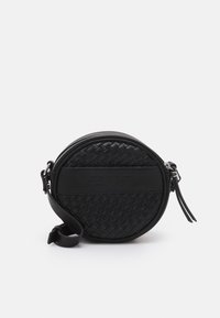 Černá kulatá crossbody taška vyrobená z tkané kůže s hladkou horní částí, obohacená o zip a nastavitelný popruh.