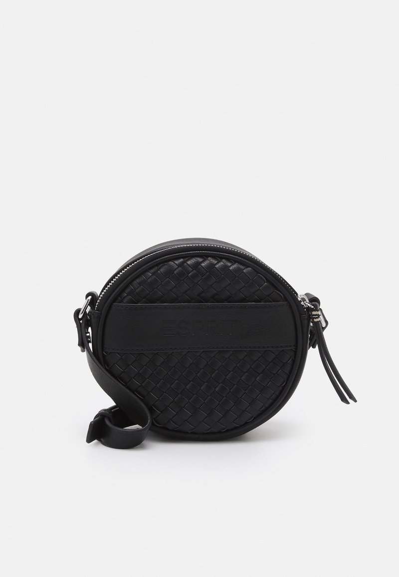 Černá kulatá crossbody taška vyrobená z tkané kůže s hladkou horní částí, obohacená o zip a nastavitelný popruh.