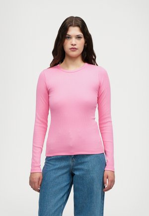 Pika pikad varrukad, soonikkoes ja ümmargune dekoltee, sobib kergelt siniste teksadega.