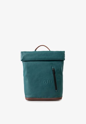 Teal Roll-Top Rucksack mit braunem Griff und Boden, vertikale Front-Reißverschlusstasche und geprägtes „a/u“-Logo auf der Frontplatte.