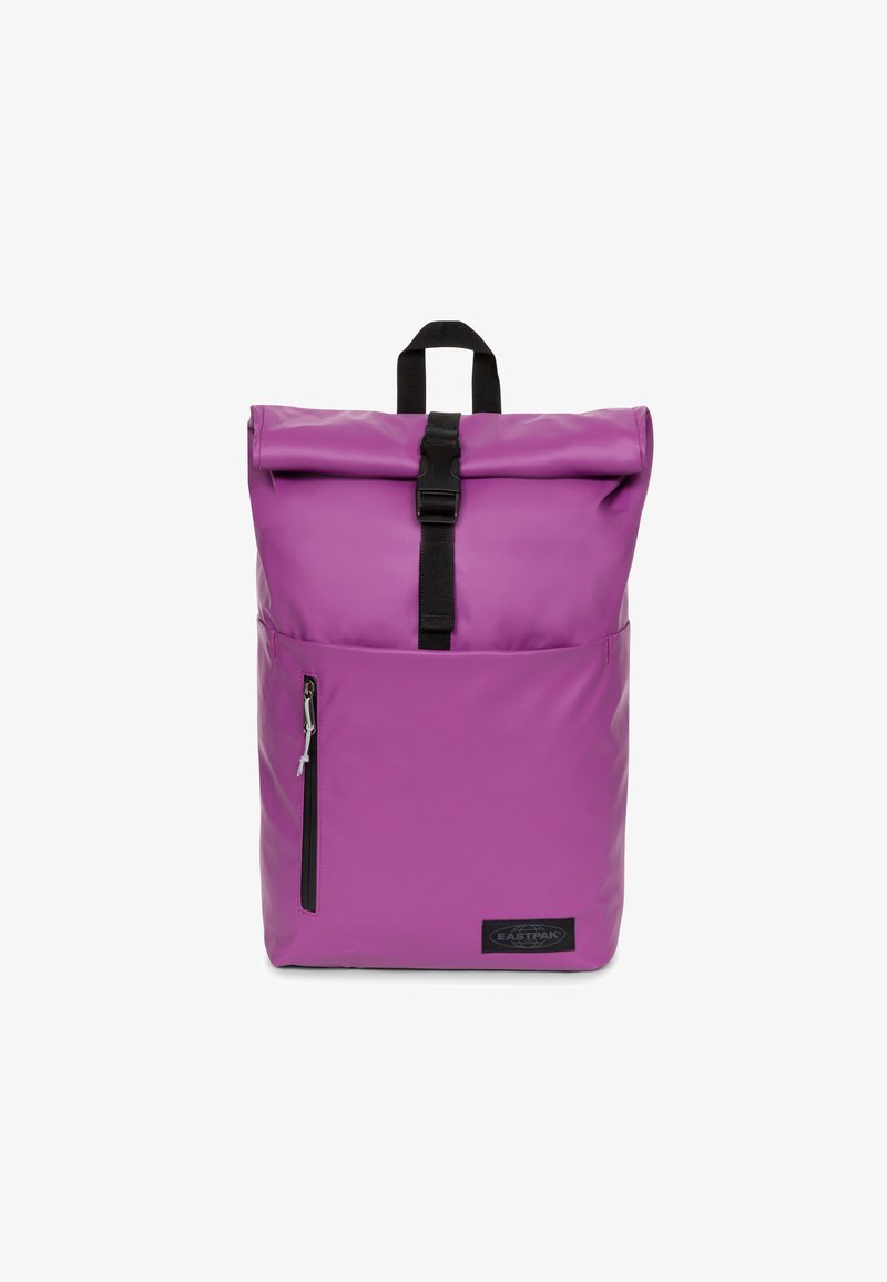 Zaino arolla viola con tasca frontale con zip, accessori neri e patch con logo. Realizzato in un tessuto liscio e durevole. Spallacci regolabili.