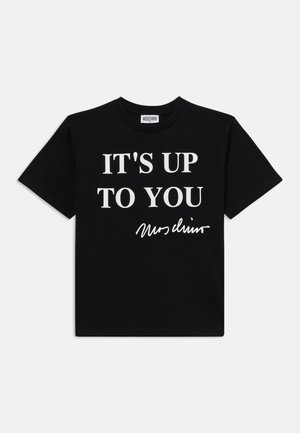 Camiseta de algodón negra con texto blanco que dice "ES CUESTIÓN TUYA" con una firma debajo. Cuello redondo, mangas cortas, diseño simple.