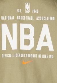 Nike Performance NBA JACKET - Treningsjakke - neutral olive/hyper crimson