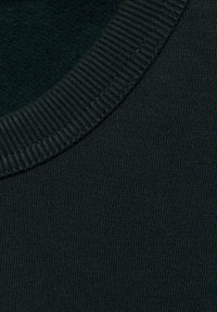 Czarna dzianina swetra z żeberkowym dekoltem, charakteryzująca się gładką fakturą i jednolitą barwą bez widocznych wzorów czy ozdób.