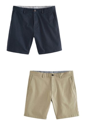 Marineblauwe en kaki shorts, beide met een klassieke pasvorm. De marineblauwe heeft een knoopsluiting; de kaki heeft een grijze taillinvoering en voorzakken.