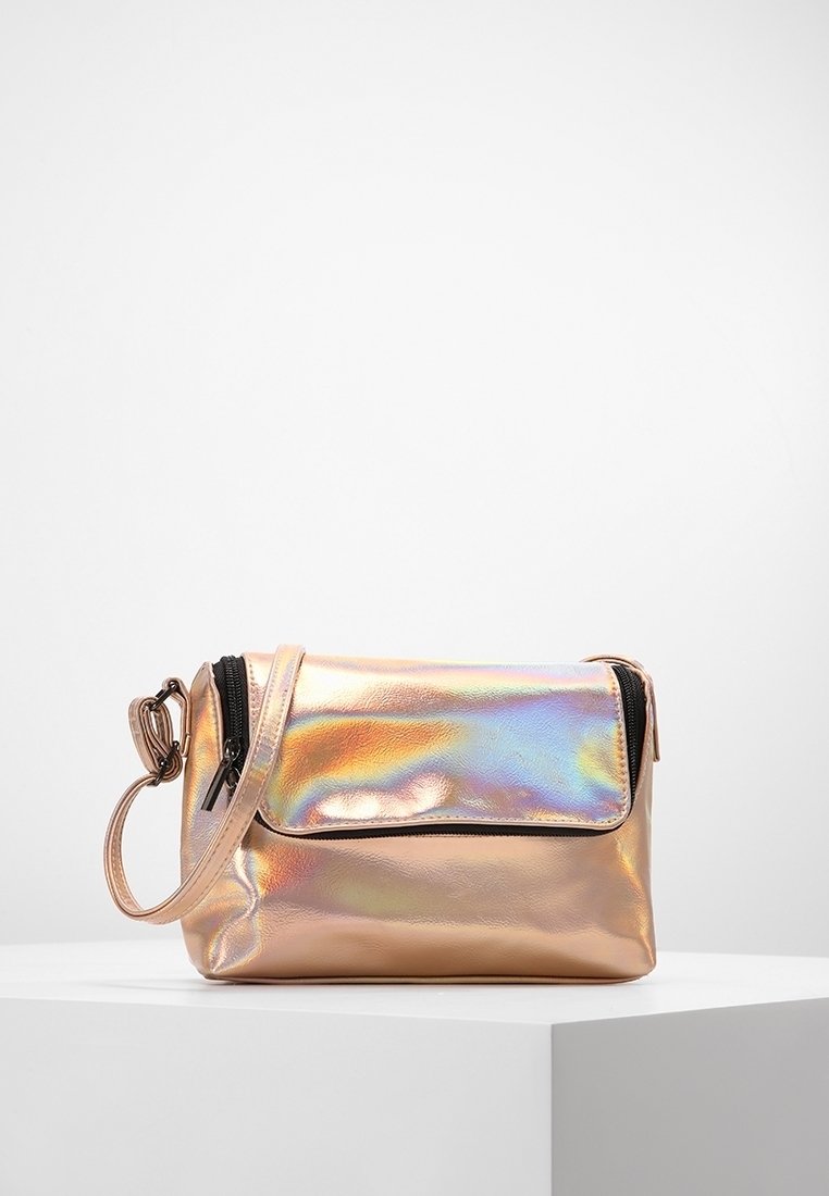 Borsa a tracolla in oro rosa metallizzato con chiusura a zip, texture liscia e finitura iridescente. Dotata di una tracolla removibile e design a patta.