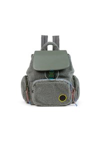 Mochila de tela gris y esponjosa con una solapa de cuero sintético verde, bolsillo frontal con un acento amarillo y dos bolsillos laterales con cremalleras de colores.