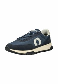 Scarpa sportiva blu navy con tomaia in tessuto texture, dettaglio del logo bianco e suola in gomma crema a contrasto. Lacci corti e punta rotonda.