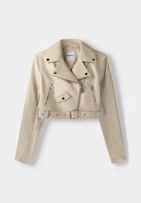 Giacca biker corta in ecopelle beige con colletto a revers, molteplici tasche con cerniera e dettagli in metallo argentato. Caratterizzata da chiusura con bottoni a pressione.