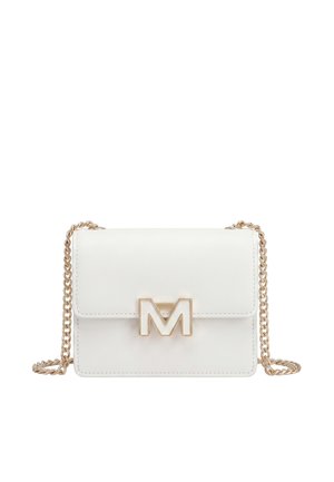 Borsa a tracolla in pelle bianca con tracolla a catena dorata e grande fermaglio dorato a forma di lettera M sulla patta frontale.