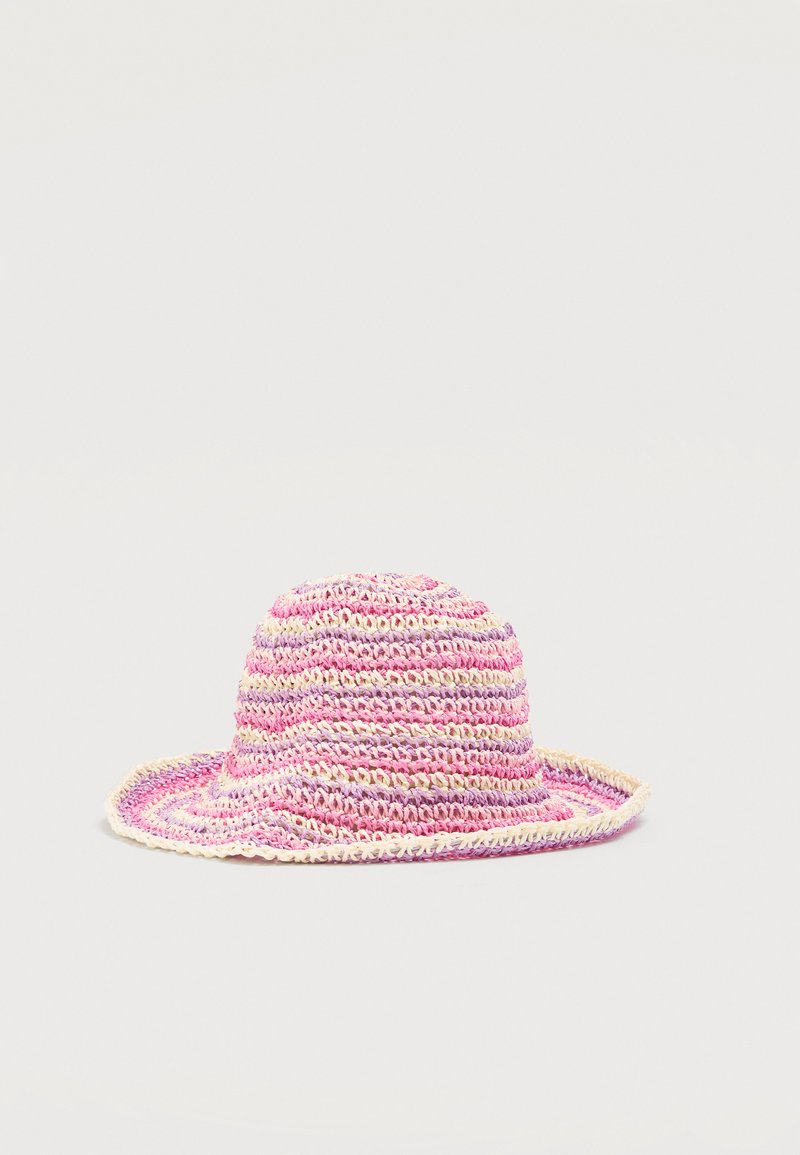 Πλεκτό καπέλο τύπου bucket με φαρδύ γείσο σε ροζ, κρεμ και λιλά ρίγες σε απλό φωτεινό φόντο.