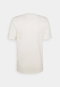 T-shirt blanc uni à manches courtes et col rond, visible de dos sur un fond gris clair.