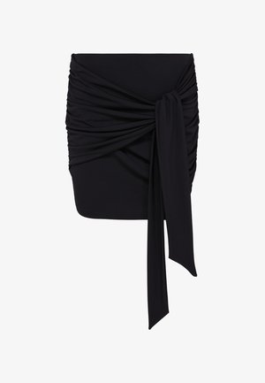 Fekete miniszoknya redőzött, drapériás megoldással és aszimmetrikus csomózási részlettel, amely az egyik oldalon hosszú anyagszalaggá nyúlik.
