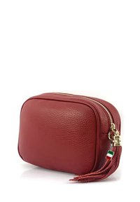 Roter Leder-Make-up-Beutel mit Reißverschluss, goldenen Akzenten und einem dekorativen Quaste mit einem kleinen Italien-Flaggen-Anhänger.