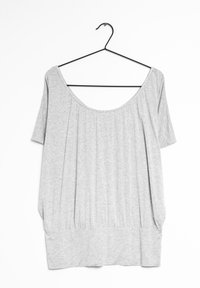 Haut gris à manches courtes avec un large décolleté, présentant des plis sur le devant et un ourlet froncé. Fabriqué en coton doux.